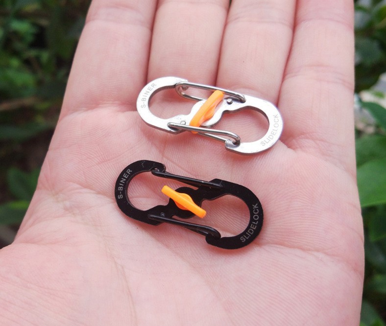 Outdoor travel backpack with lock, 8-shaped buckle anti-theft, S-buckle anti-drop metal keychain pendant, creative gift full figure