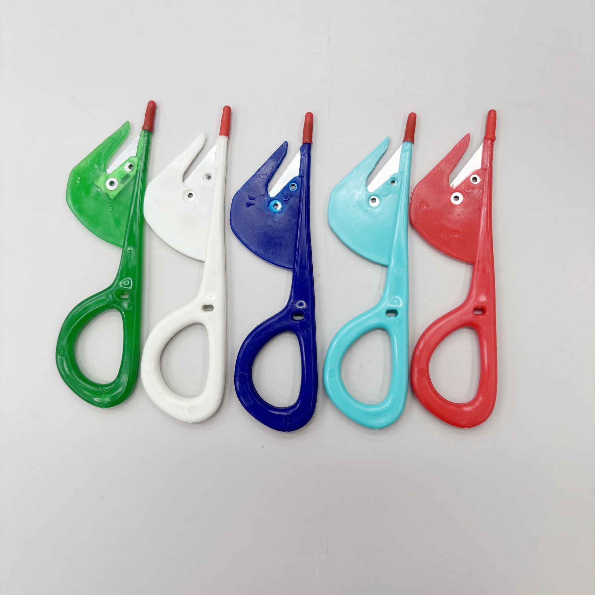 Intestinal opener, intestinal knife, intestinal knife for opening chicken and duck intestines, professional chicken intestine breaking tool, intestinal breaking tool, kitchen magic tool Application Scenario