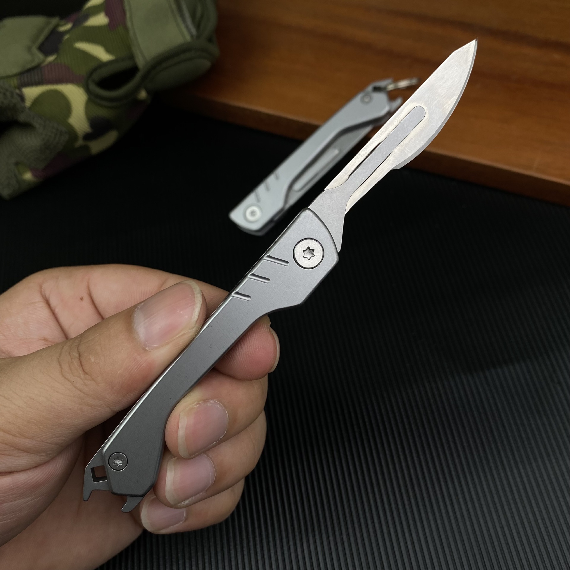 Wholesale stainless steel utility knives, folding surgical knives, small knives, mini portable sharp, express keychains, portable full figure