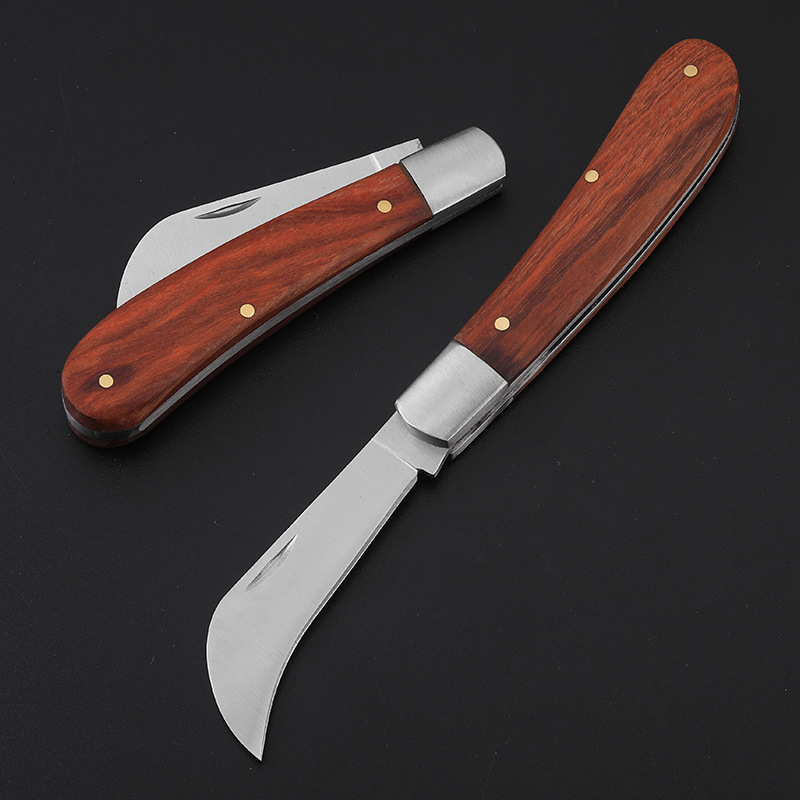 Self-defense folding knife, self-defense camping folding knife, outdoor survival folding knife, self-defense knife, portable knife Application Scenario