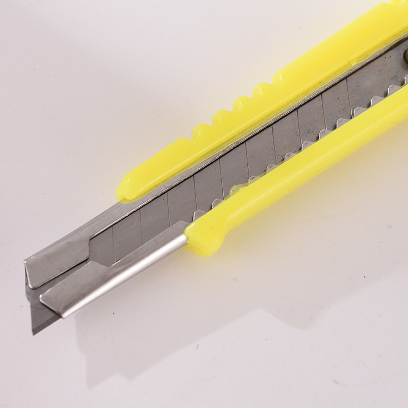 Wholesale of multi-functional large-sized hand-pushed utility knives, colored metal hand-cut paper knives, wallpaper knives and unpacking knives from manufacturers Application Scenario