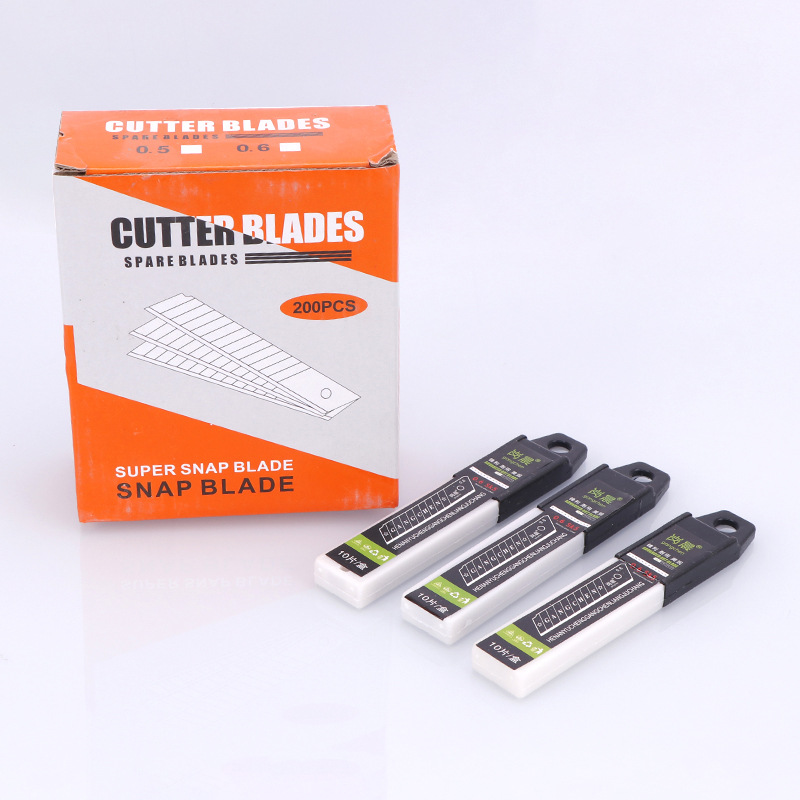 18mm wide household utility knife, paper cutting blade, express unpacking utility knife replacement blade, black edge 0.6mm thick Application Scenario