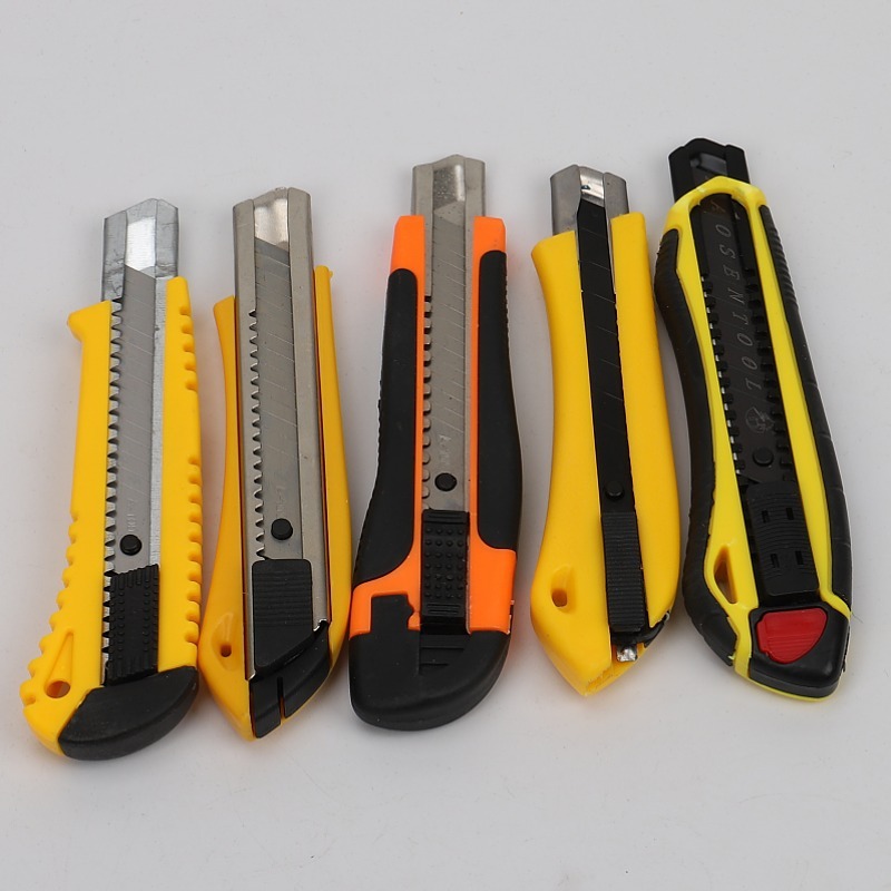 Our factory wholesals all kinds of utility knives, engraving and paper cutting tools, unboxing and cutting wallpaper knives, and utility knives Application Scenario