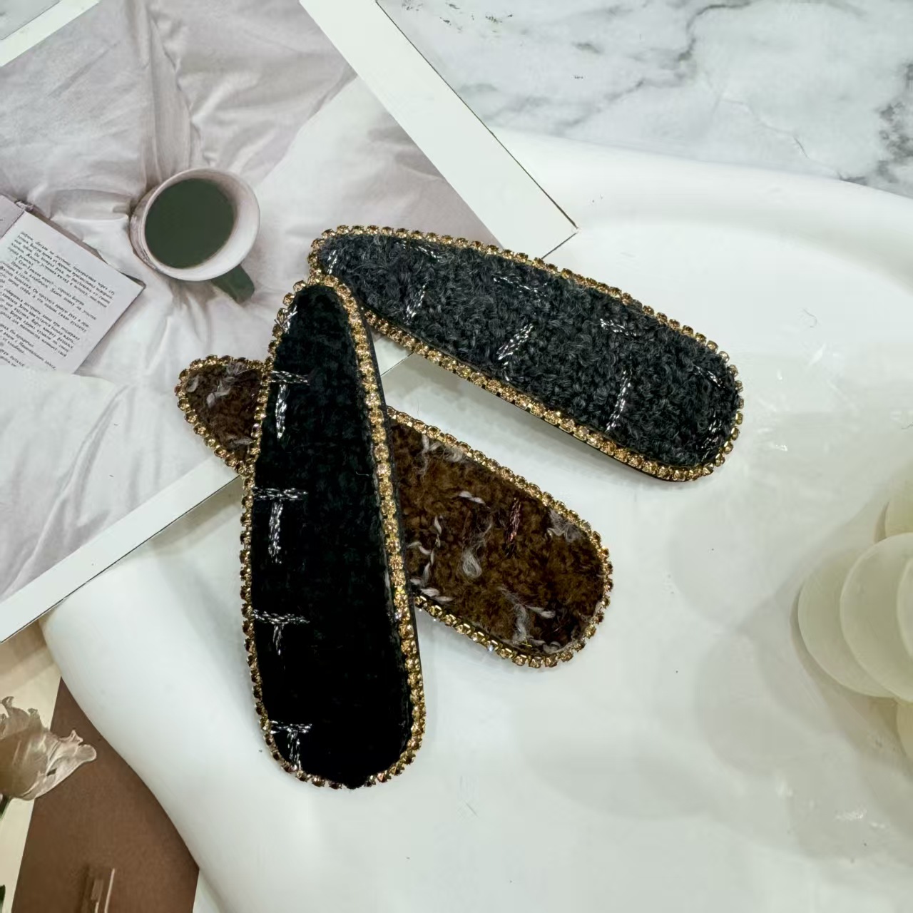 The new high-end classic Korean-style hairpin with a thousand bird checkered pattern features a simple and stylish Ins-style retro hairpin