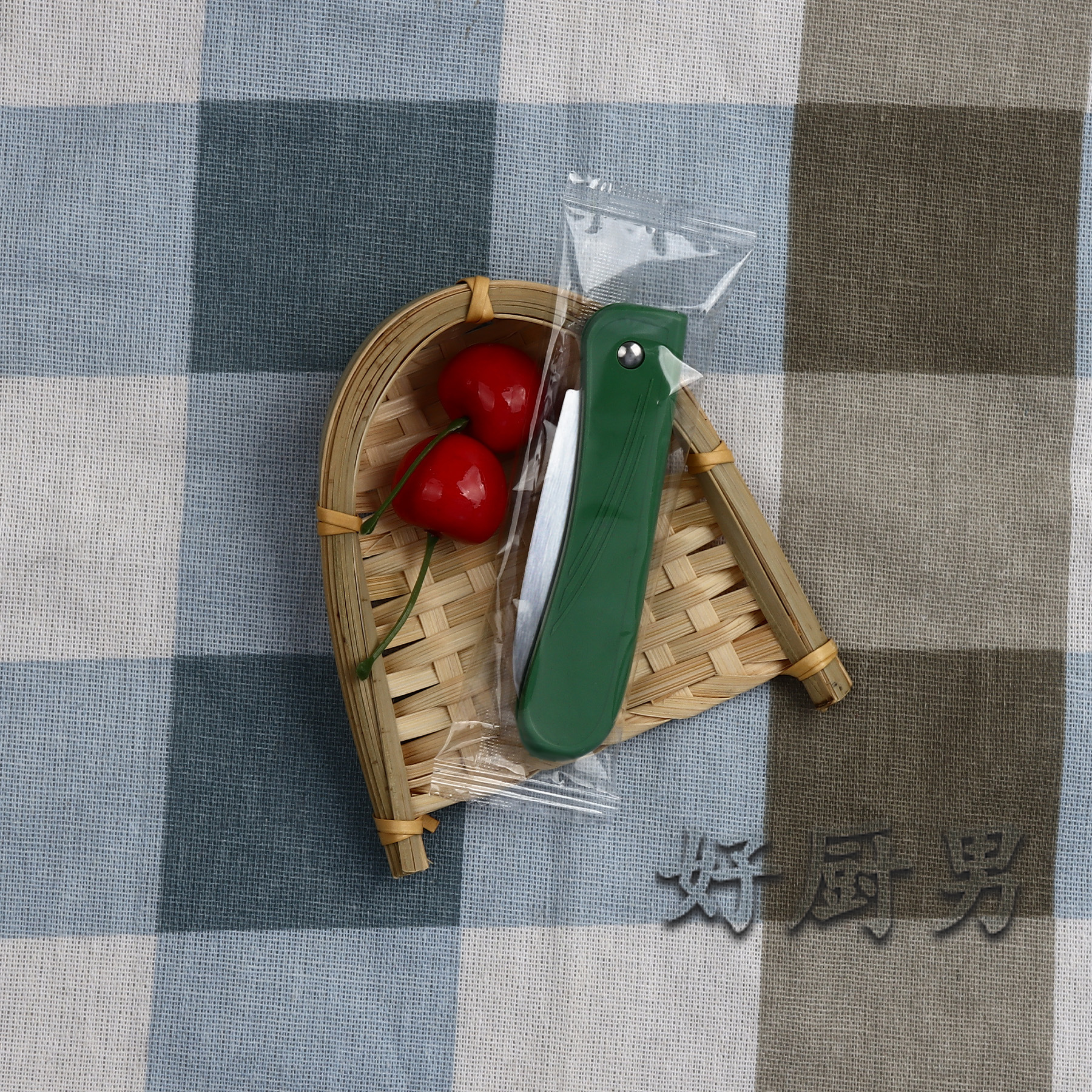 Factory direct sales of portable folding fruit knives, wholesale kitchen peelers, fruit and vegetable knives details Picture