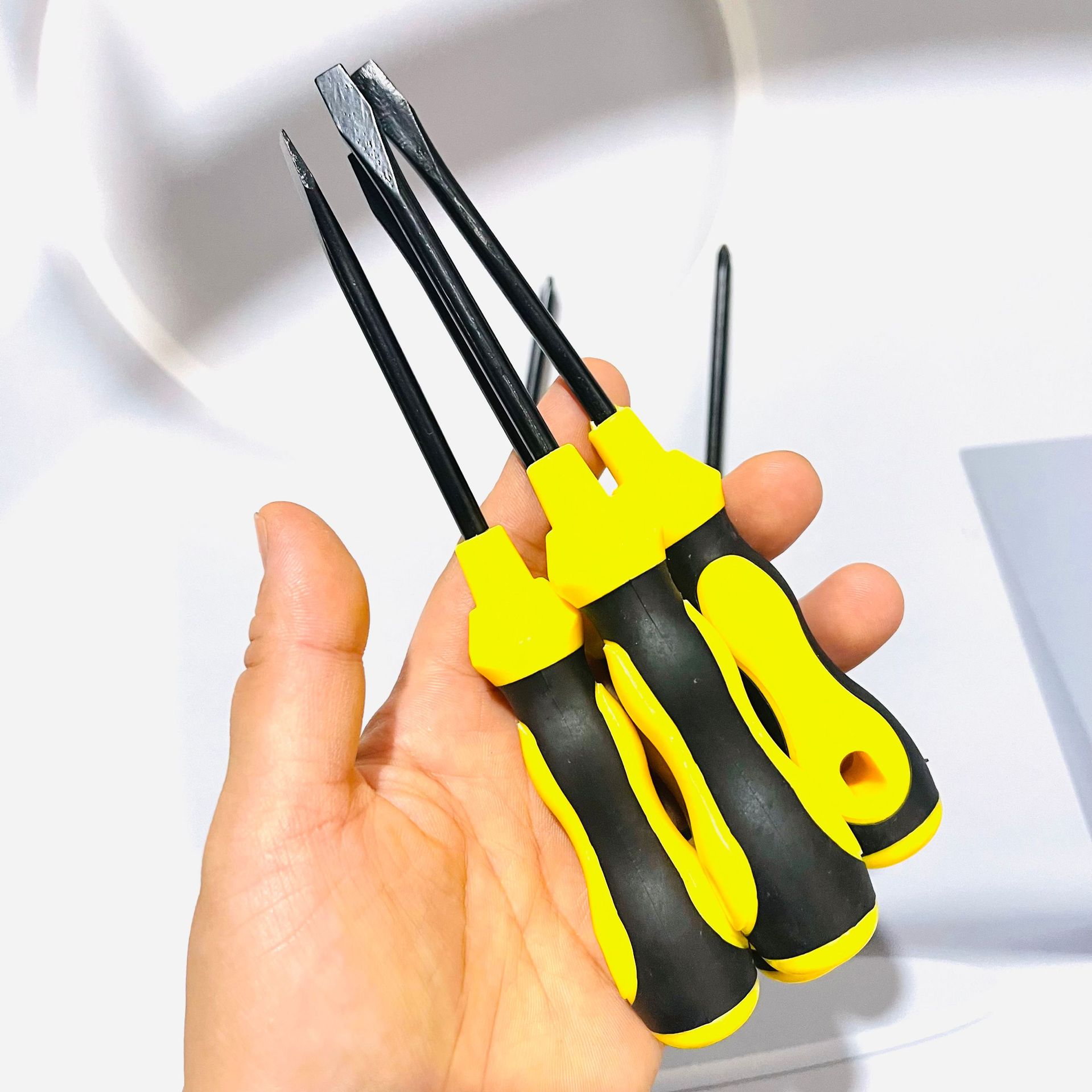 3-inch flat-head screwdriver, manual screwdriver, screwdriver, household flat-head screwdriver, 1-yuan wholesale supply Application Scenario