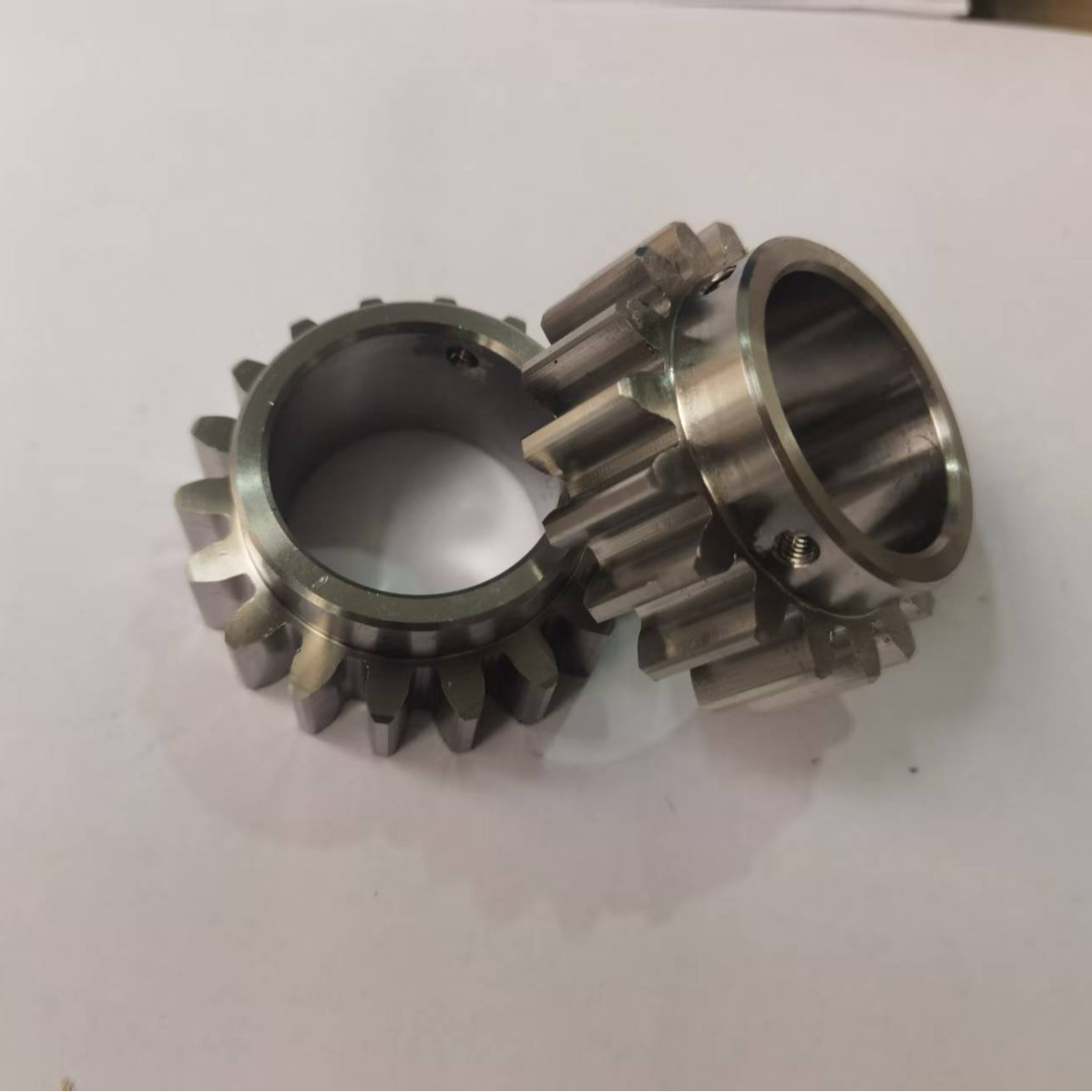 We supply stainless steel gears, precision mechanical transmission parts, industrial gears, non-standard gear tables and wheels, and 45 # steel gears full figure