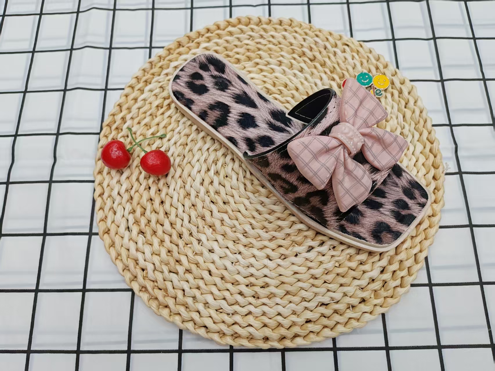 New bow-striped flat flip-flops for summer 2025 details Picture