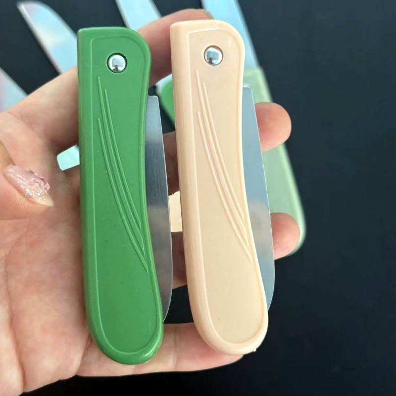 Macaron-colored folding knife, European fruit knife, portable folding peeler, 1-yuan store street stall supply Application Scenario