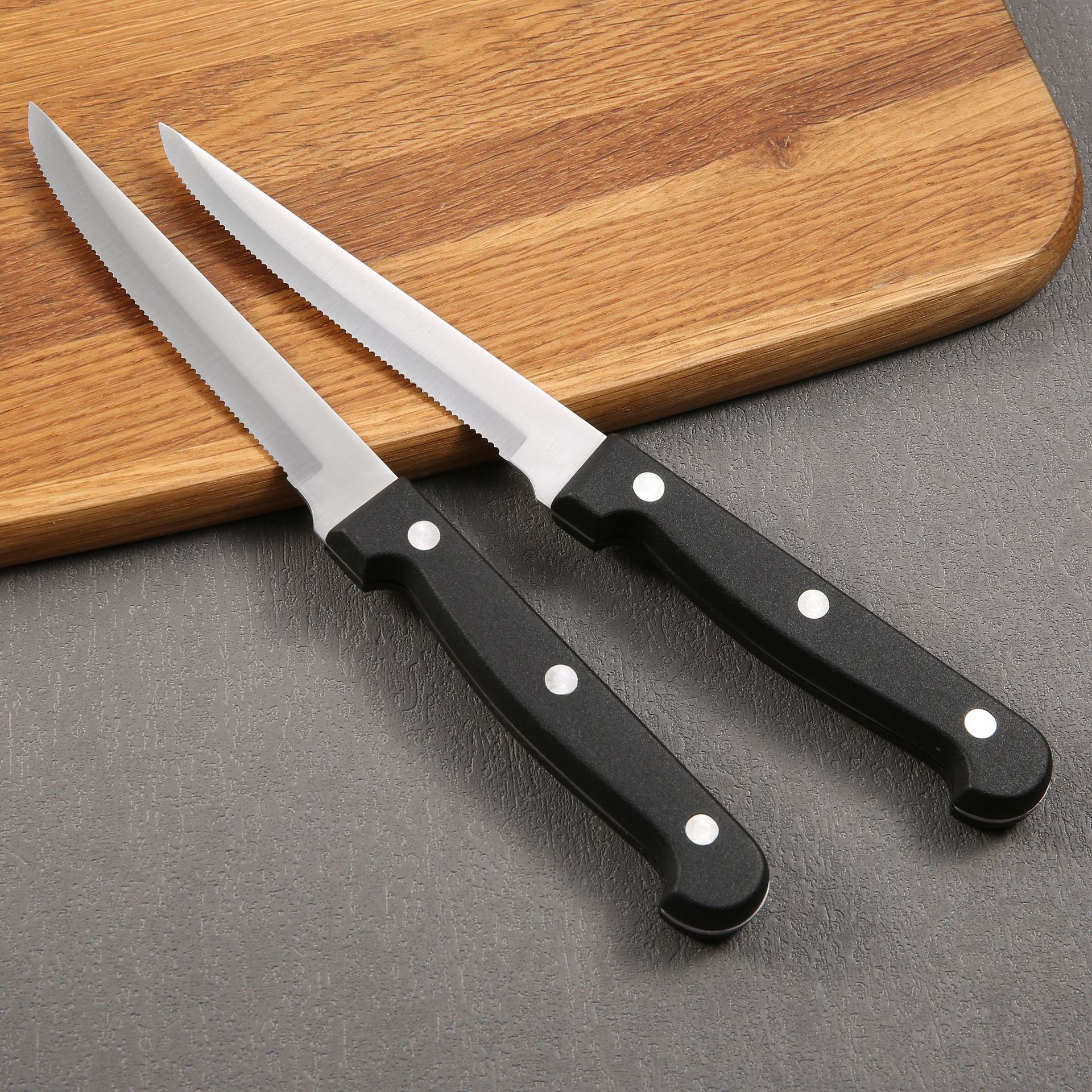 A set of 2 pieces of stainless steel steak knife and black plastic handle steak knife for cross-border foreign trade in stock full figure