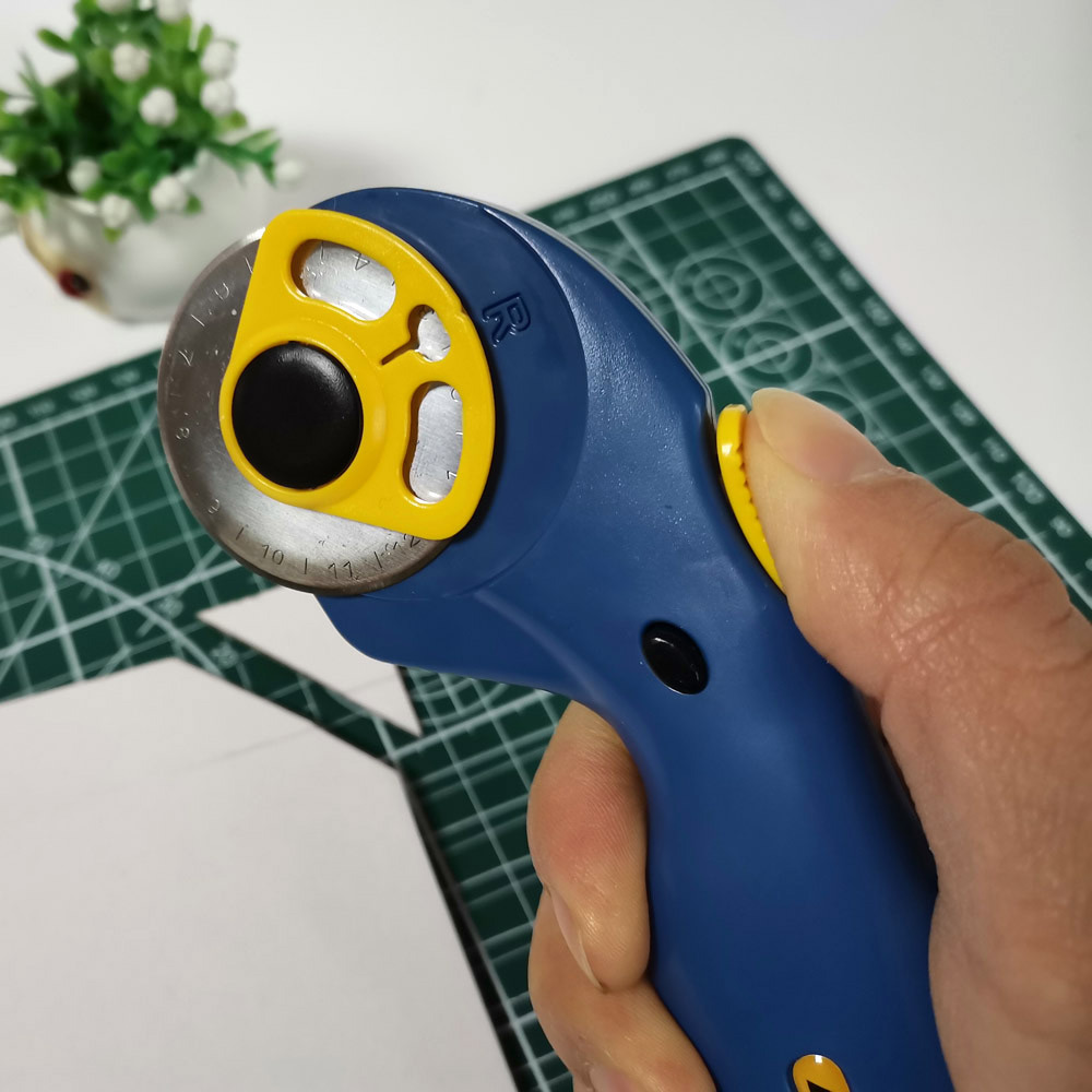 45mm safety lock carpet knife rubber band cutting round knife FT011 Roller knife left and right hand Rotary Roller details Picture