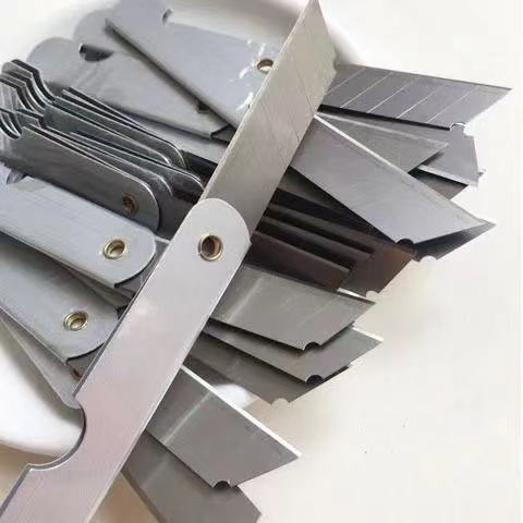 A box of 20 iron sheet utility knives, large paper cutters, old-fashioned stainless steel knives, pencil sharpeners for cutting. Manufacturer full figure