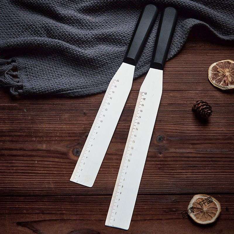 A complete set of 8-10 inch food-grade baking cream spatula with a flat head and right Angle, featuring a comfortable handle design for beginners Application Scenario