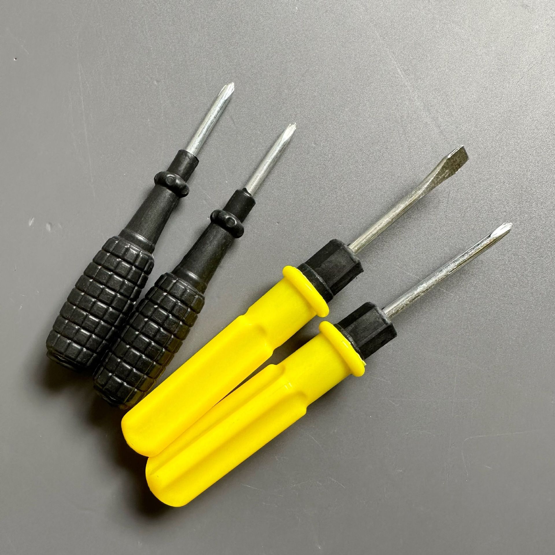 3-inch black-handled small hand grenade screwdriver manufacturer offers a one-time gift of 4.0 plum blossoms for cross-head screwdrivers in stock Application Scenario