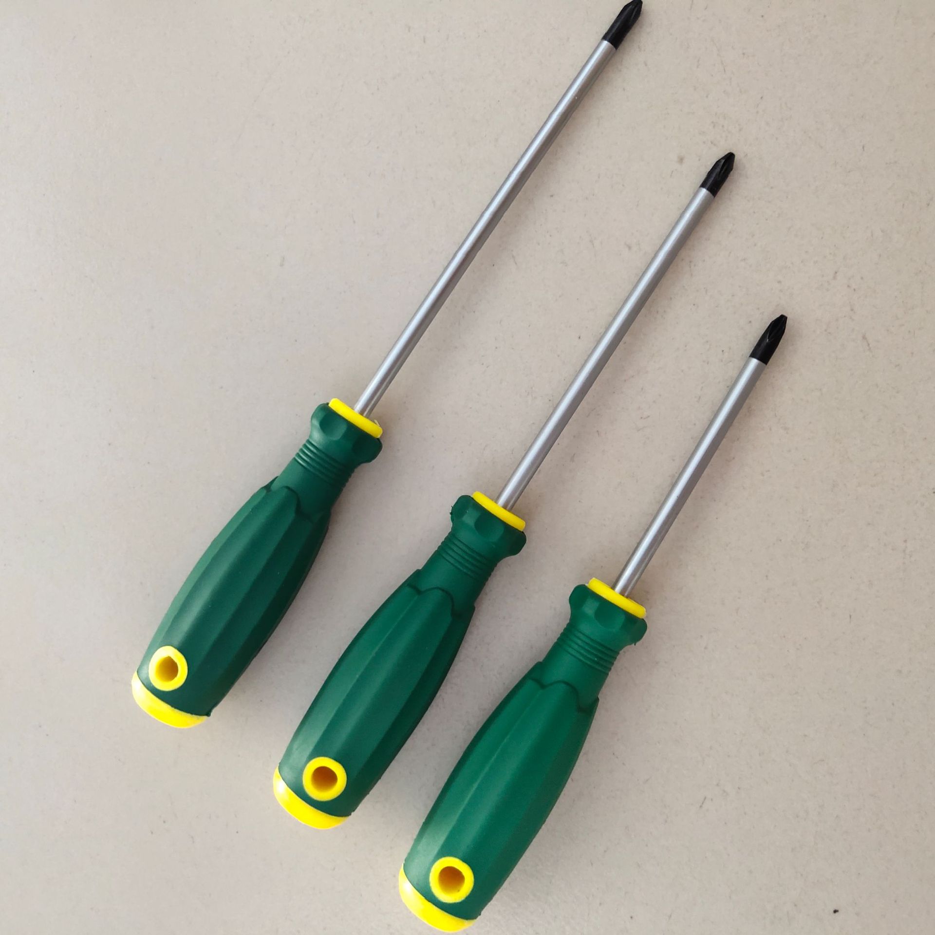 Factory wholesale of strong magnetic screwdrivers, flat-head cross-head screwdrivers, soft rubber handle screwdrivers, chromium vanadium steel plum blossom screwdrivers Application Scenario