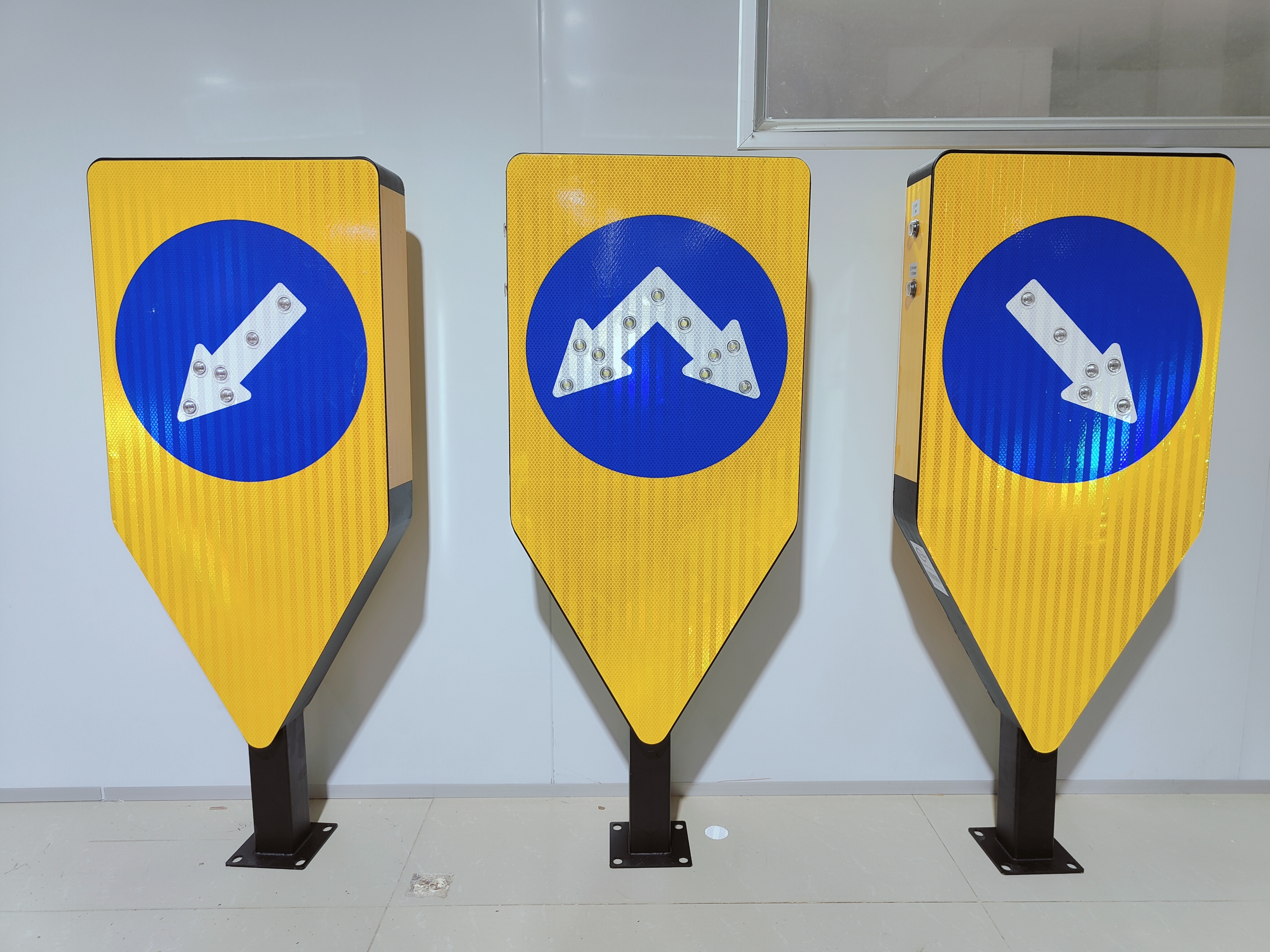 警示牌道路导向牌一体式LED发光牌箭头指示安全指示牌