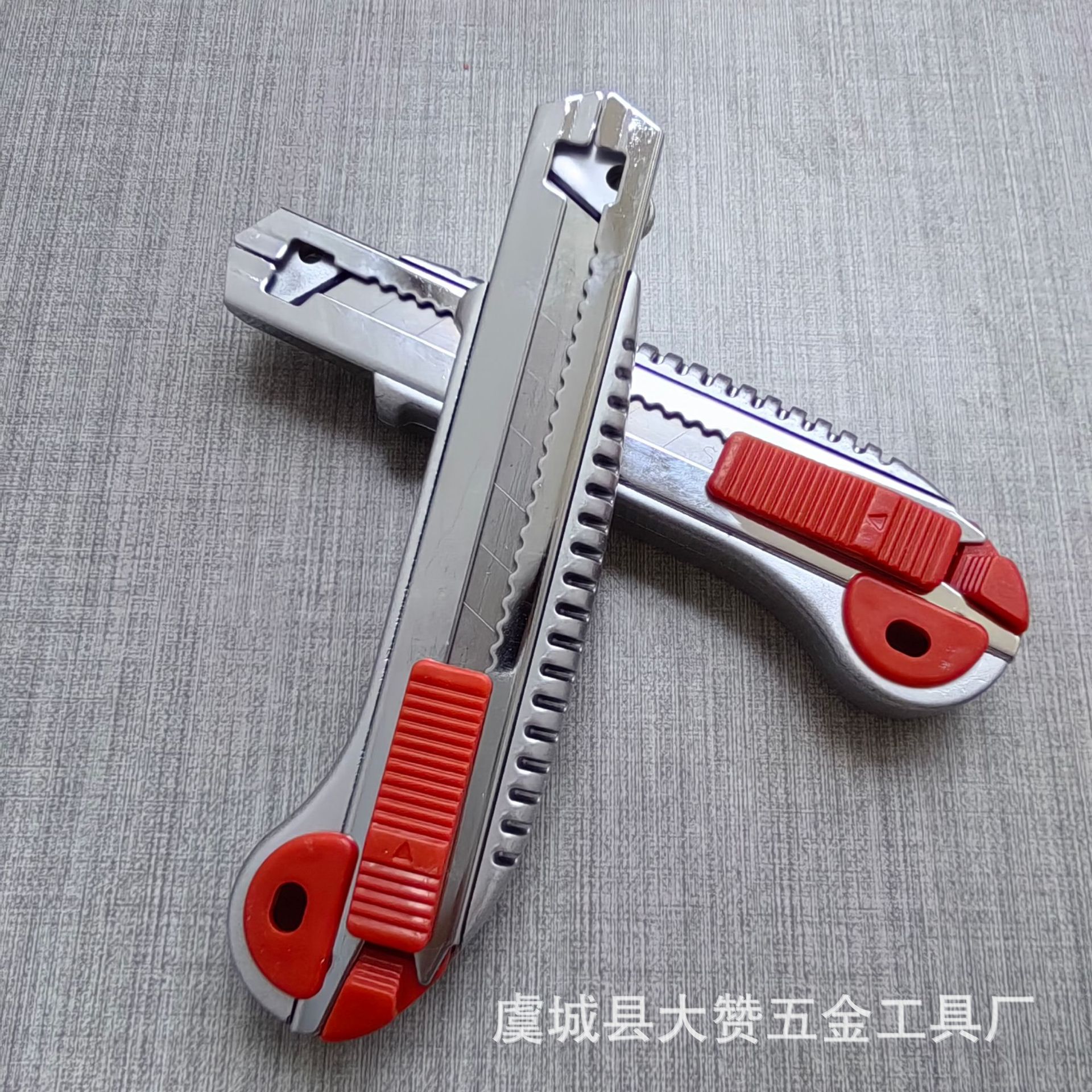 Wholesale of heavy-duty five-strand utility knives, cutting knives, paper cutting knives, and five-strand rubber-coated utility knives from the manufacturer Application Scenario