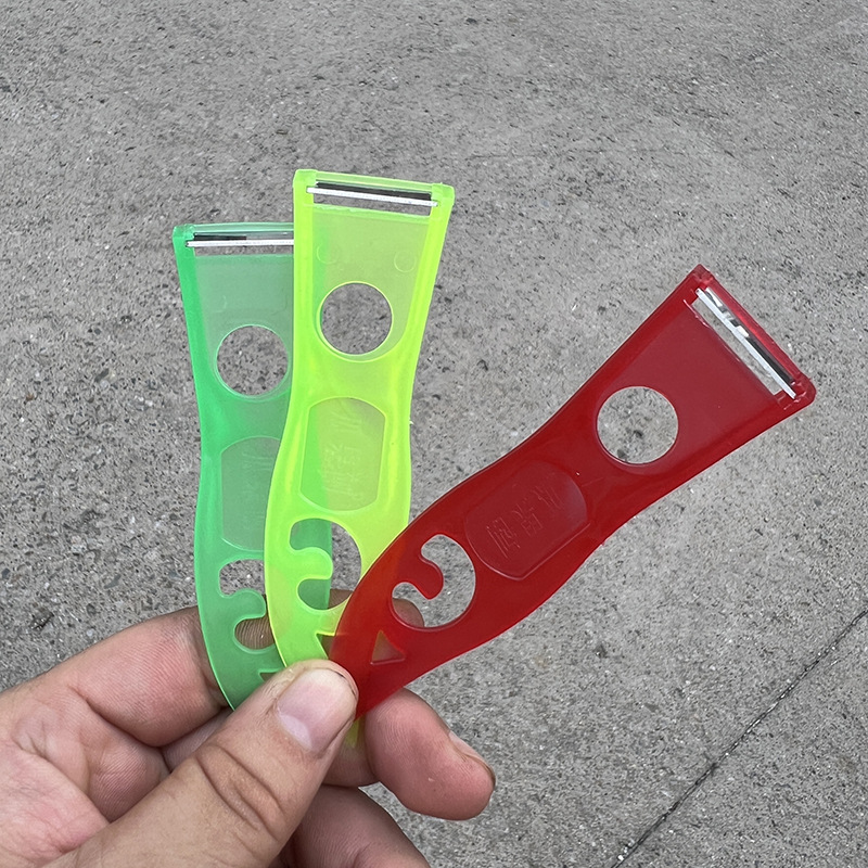 Factory wholesale fruit peelers, fruit peelers, melon and fruit peelers, plastic scrapers, one-yuan store Application Scenario