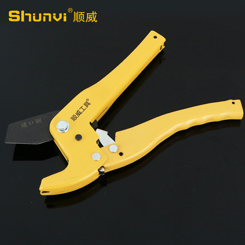 Shunwei large 42MM heavy-duty cutter for cutting PVC pipes, fast scissors, PPR water pipe scissors, and small pipe cutters Application Scenario