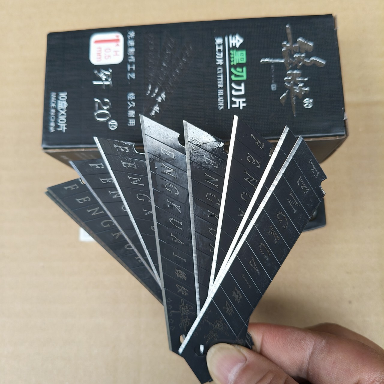 Wholesale 05 thick sharp black blade, utility knife, wallpaper cutting paper blade, cleaning knife blade, 18MM Specification drawing