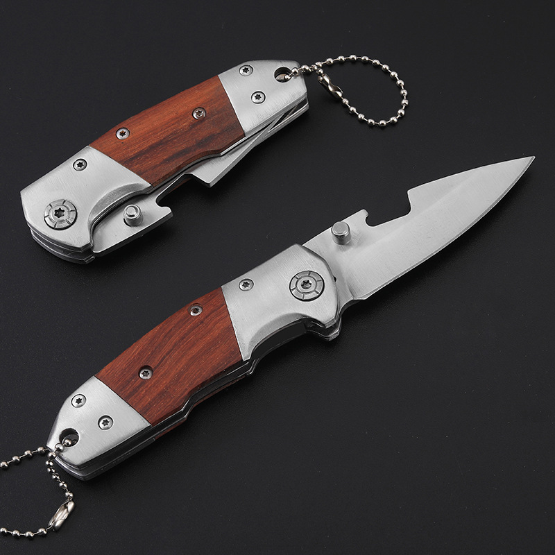 The shopkeeper recommends the outdoor high-hardness life-saving folding knife, a small self-defense knife for the wild with a redwood handle, and a sharp portable knife Application Scenario