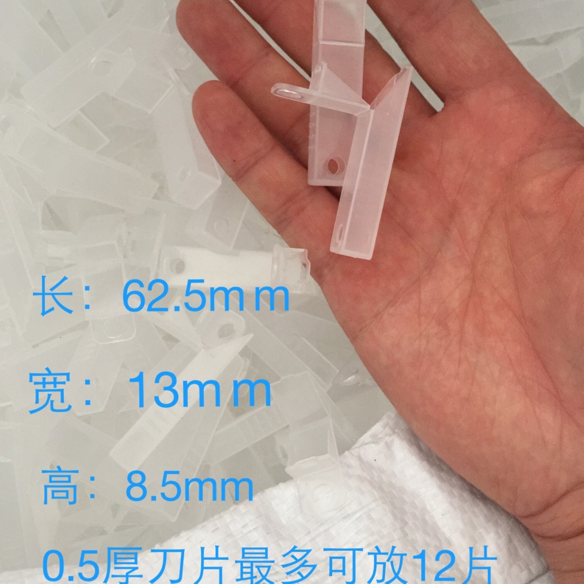 Engraving knife blade, paper-cutting blade, mobile phone repair, glue removal flat shovel, film application blade Specification drawing