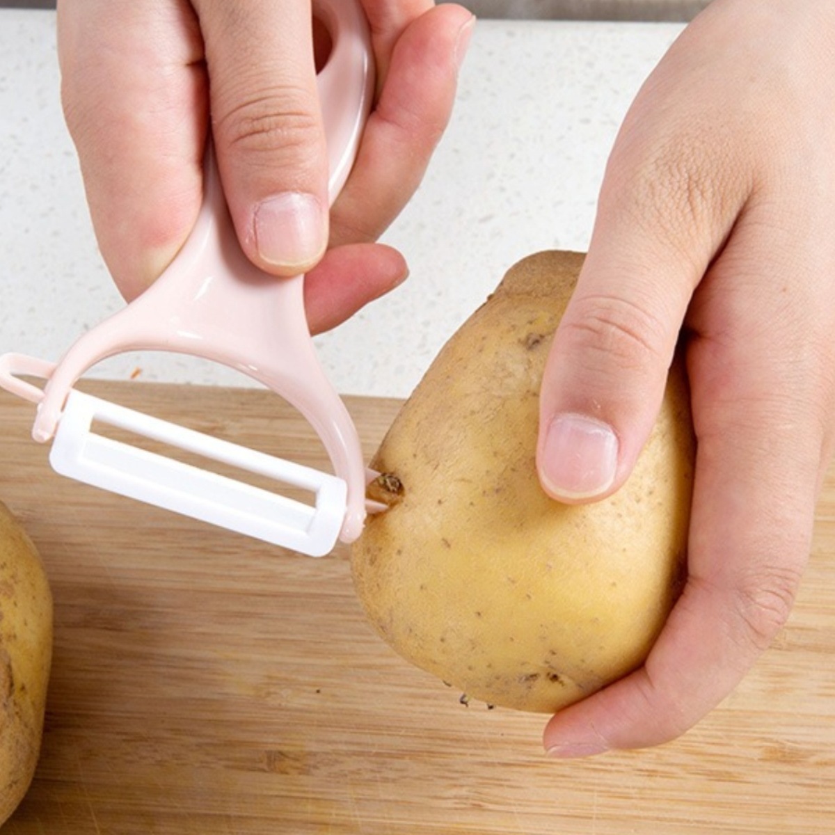 Ceramic fruit and potato peeler, kitchen multi-functional planer, household apple peeler, peeler Application Scenario