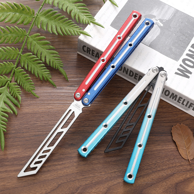 New sea monster folding butterfly knife, bright groove practice training knife, multi-functional hand-swinging fancy knife, squid without cutting edge Application Scenario