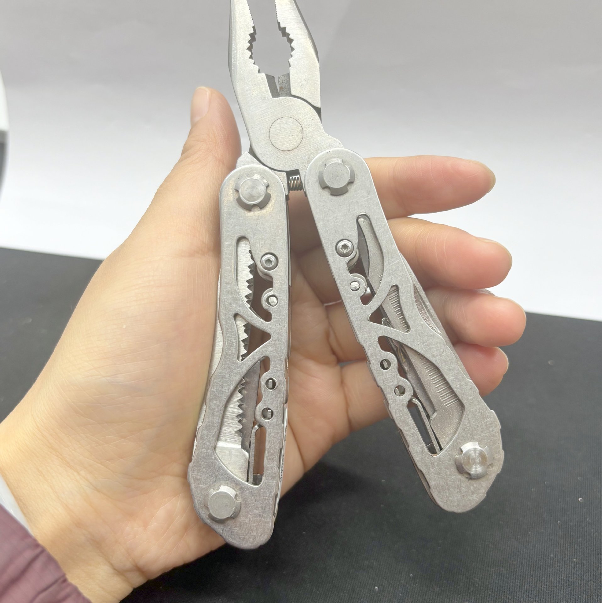 Stainless steel multi-functional tool pliers, folding pliers, outdoor combination tools, multi-purpose pliers, small camping supplies, portable full figure