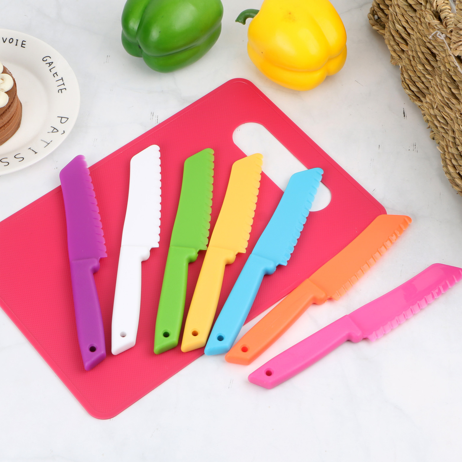 Wholesale of children's plastic fruit knives, birthday cake cutters, bread, dessert, cheese knives, peelers, and toy knives details Picture