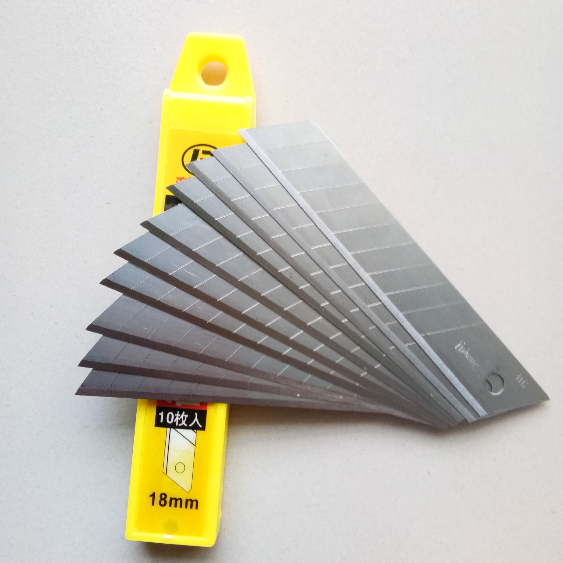 Factory wholesale: 18mm wide paper cutting blades, 0.6mm thick wallpaper blades, sharp utility knife blades Item Picture