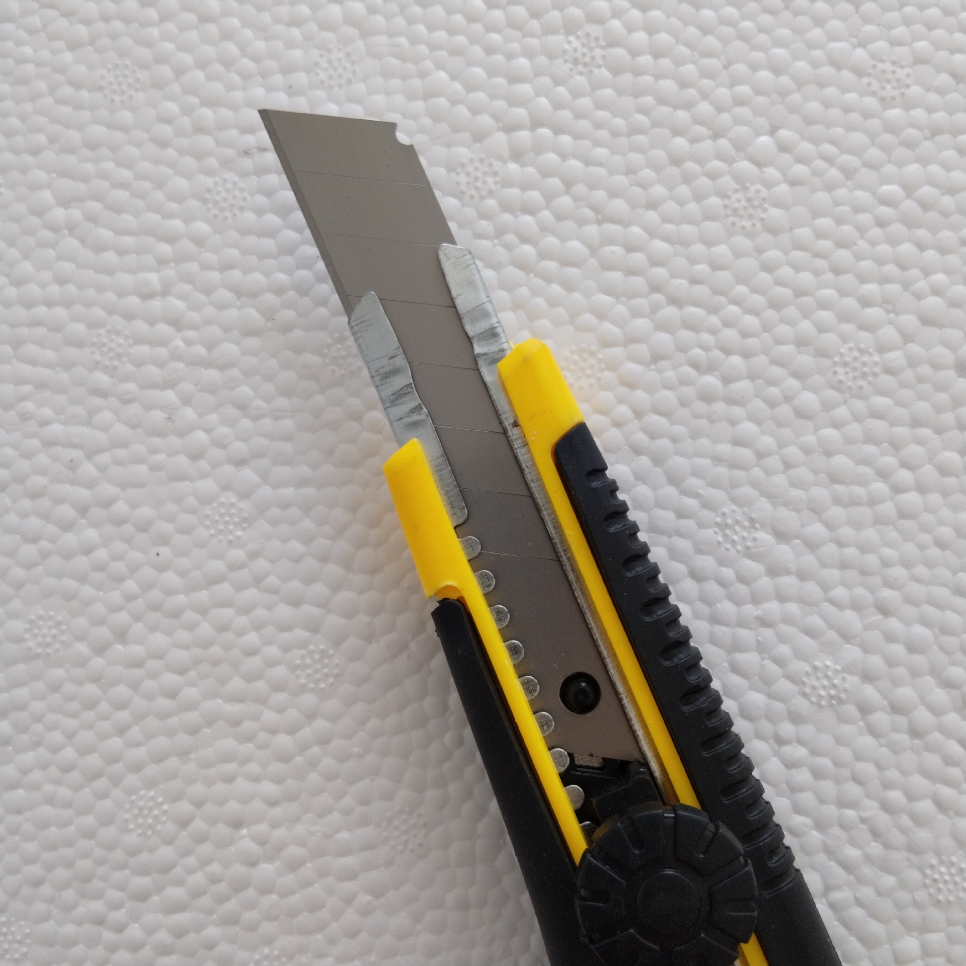 Factory wholesale round push utility knives, self-locking utility knives, industrial-grade wallpaper knives, medium-sized express knives, unpacking knives details Picture