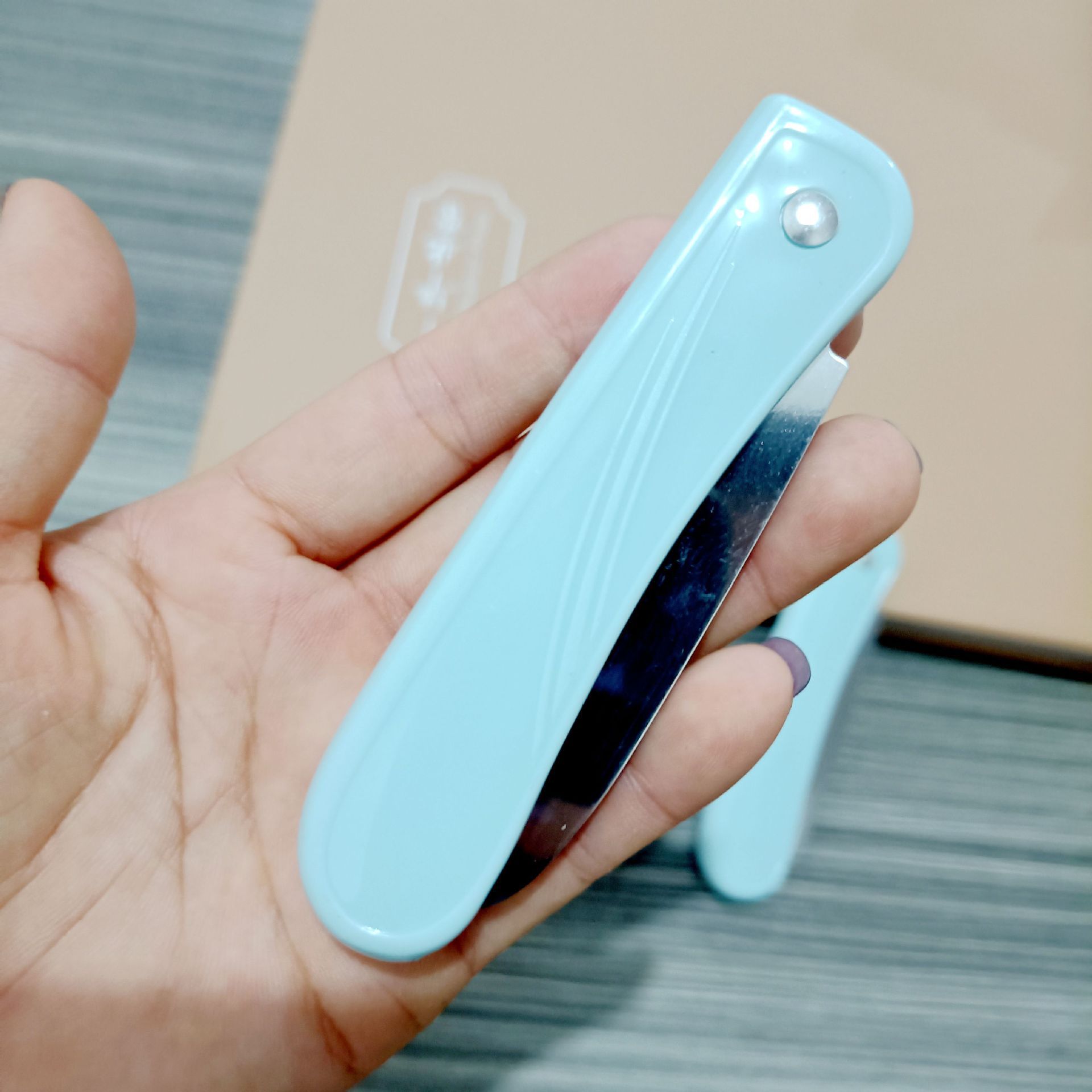 Stainless steel folding fruit knife, household fruit and vegetable cutter, kitchen peeler, student portable fruit and vegetable slitting knife Application Scenario