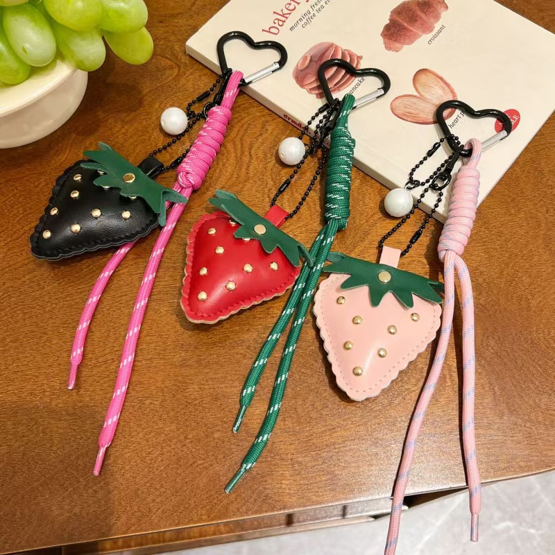 Cute leather strawberry pendant keychain woven rope, heart-shaped mobile phone chain, hug pendant, high-end metal jewelry keychain, keychain chain