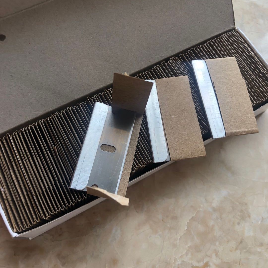 Direct sales from the manufacturer of security clip blades, single-sided knives, clips, car film cleaning scrapers, blades, and glass glue removers details Picture
