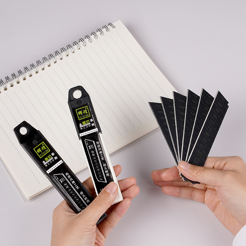 Factory wholesale 18mm art design blades, 0.7mm thick, sharp and durable wallpaper blades, SK5 black blades, factory stock full figure