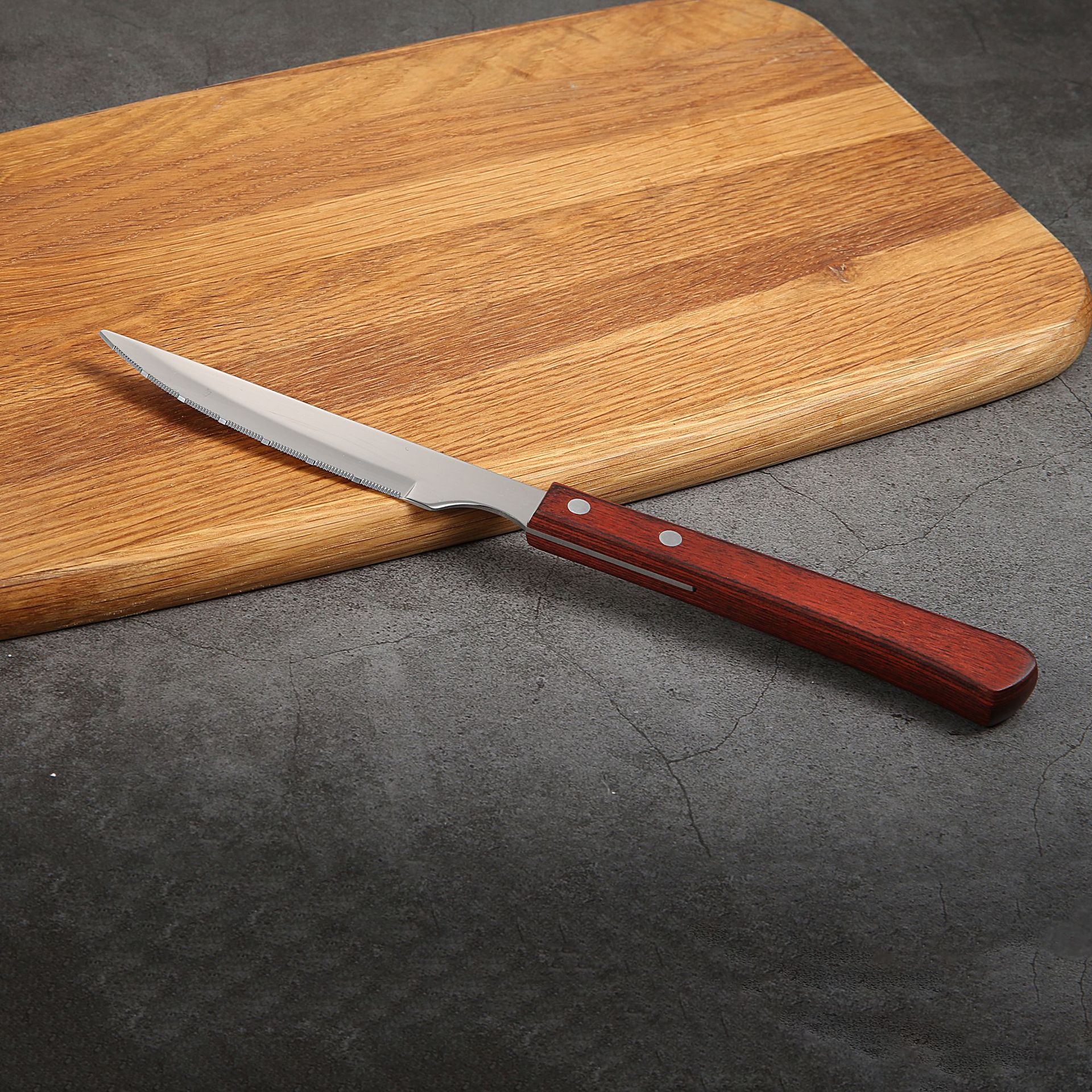 In-stock cross-border outdoor portable steak knife, stainless steel serrated steak knife, home dining knife, red color wooden handle Western dining knife full figure