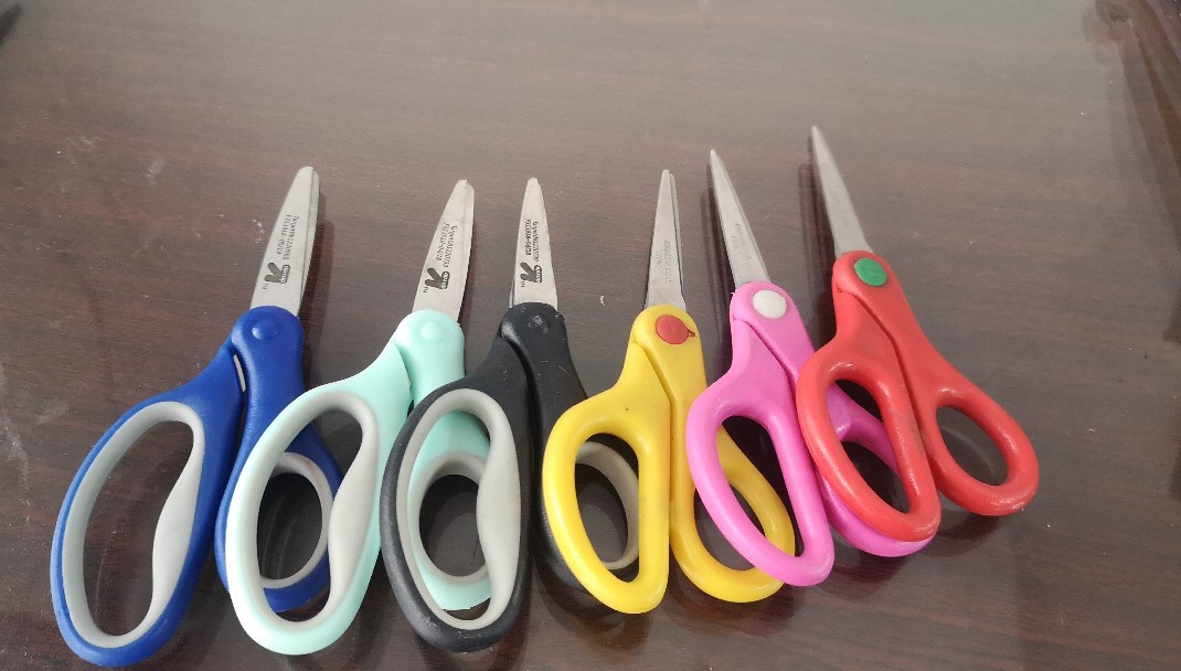 Direct sales from the manufacturer of hot-selling small-sized scissors in stock full figure