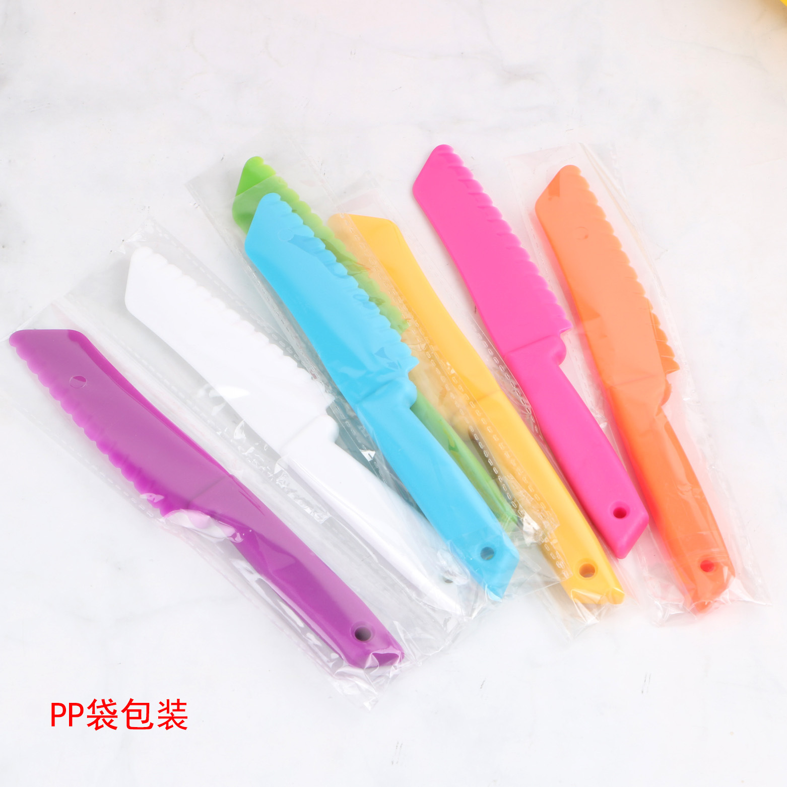 Wholesale of children's plastic fruit knives, birthday cake cutters, bread, dessert, cheese knives, peelers, and toy knives full figure