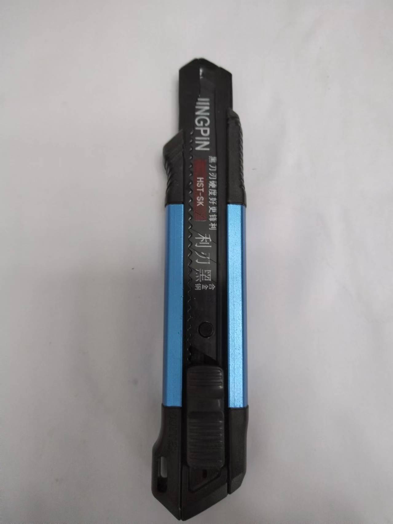 The manufacturer wholesals new large-sized utility knives with a smooth feel. They are suitable for home decoration projects, cutting knives, paper cutters, and utility knives undefined