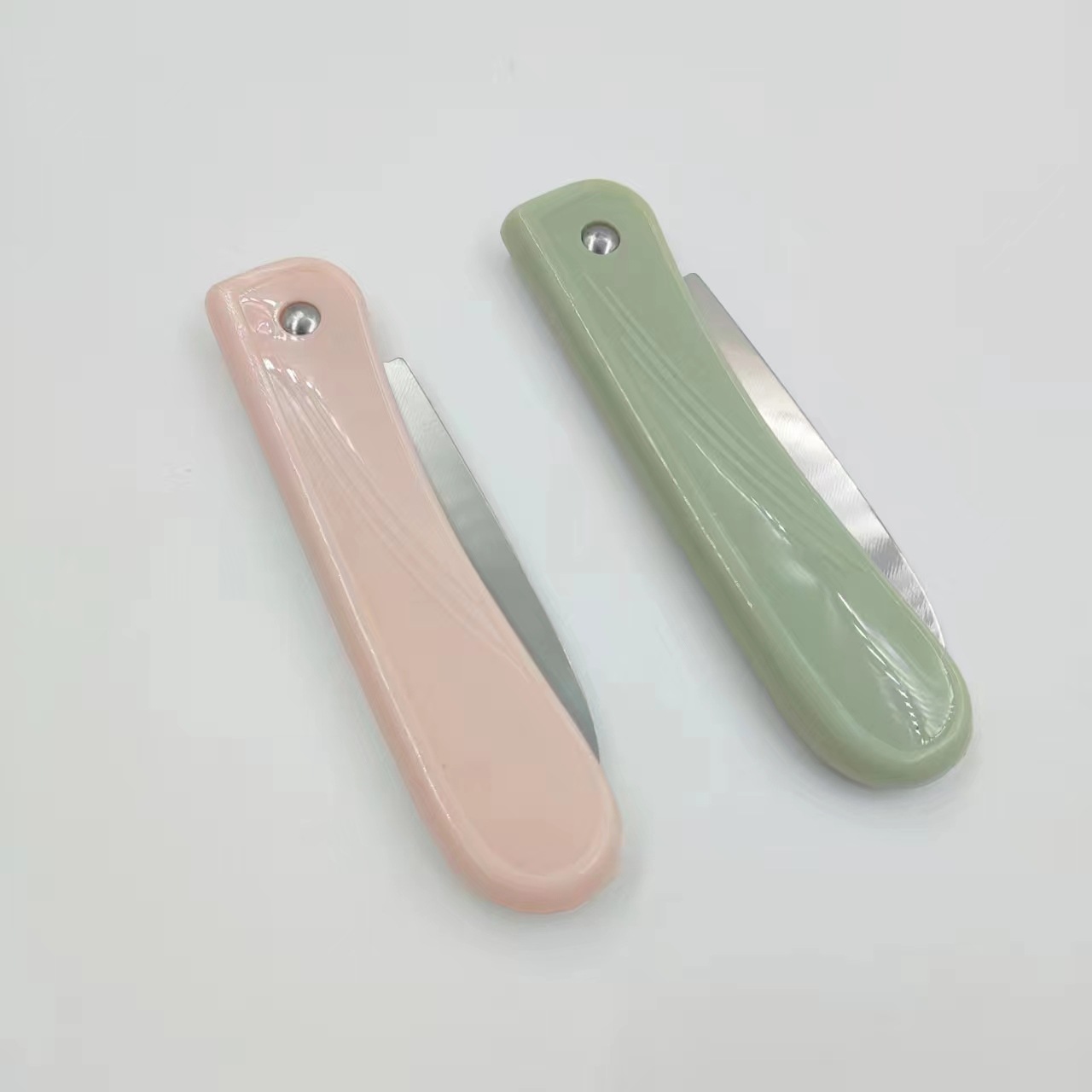 Colorful folding knife, thin portable fruit knife, 1 yuan or 2 yuan, small commodity wholesale full figure