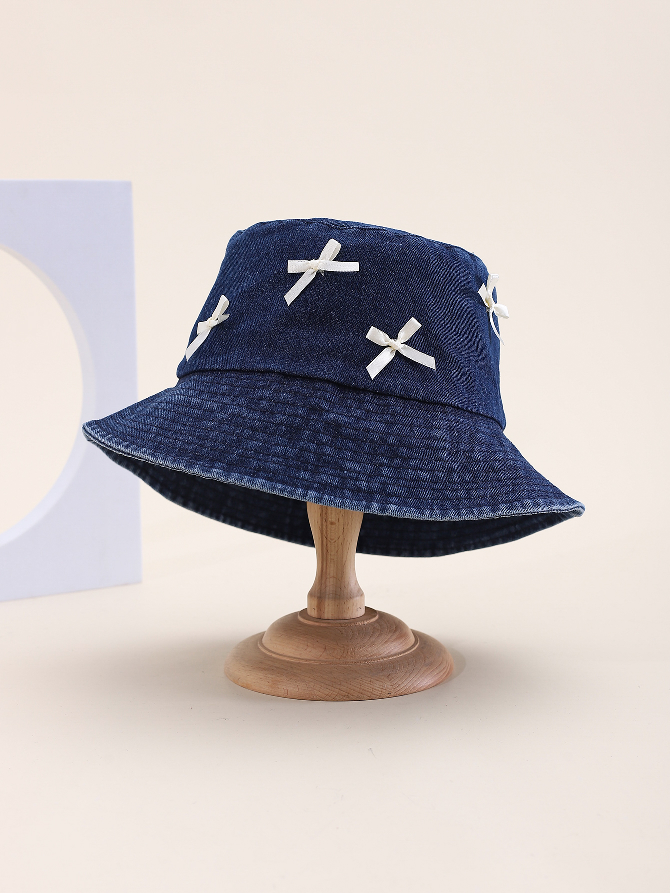 This spring and summer Korean-style simple and irregular bow denim fisherman hat is fashionable and versatile. It is a foldable basin hat for travel, sun protection and shade. It is also an export adult hat with a size of 58CM Application Scenario