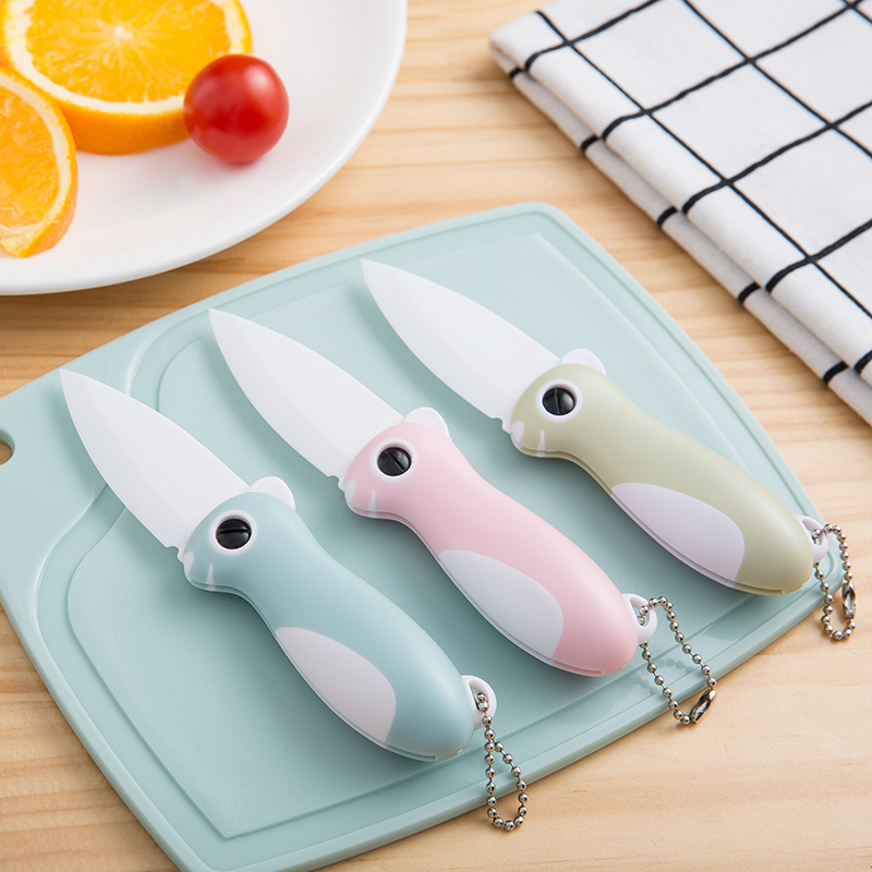 Folding ceramic fruit knife, cute portable knife, creative portable pocket fruit knife, multi-functional cartoon peeler Application Scenario