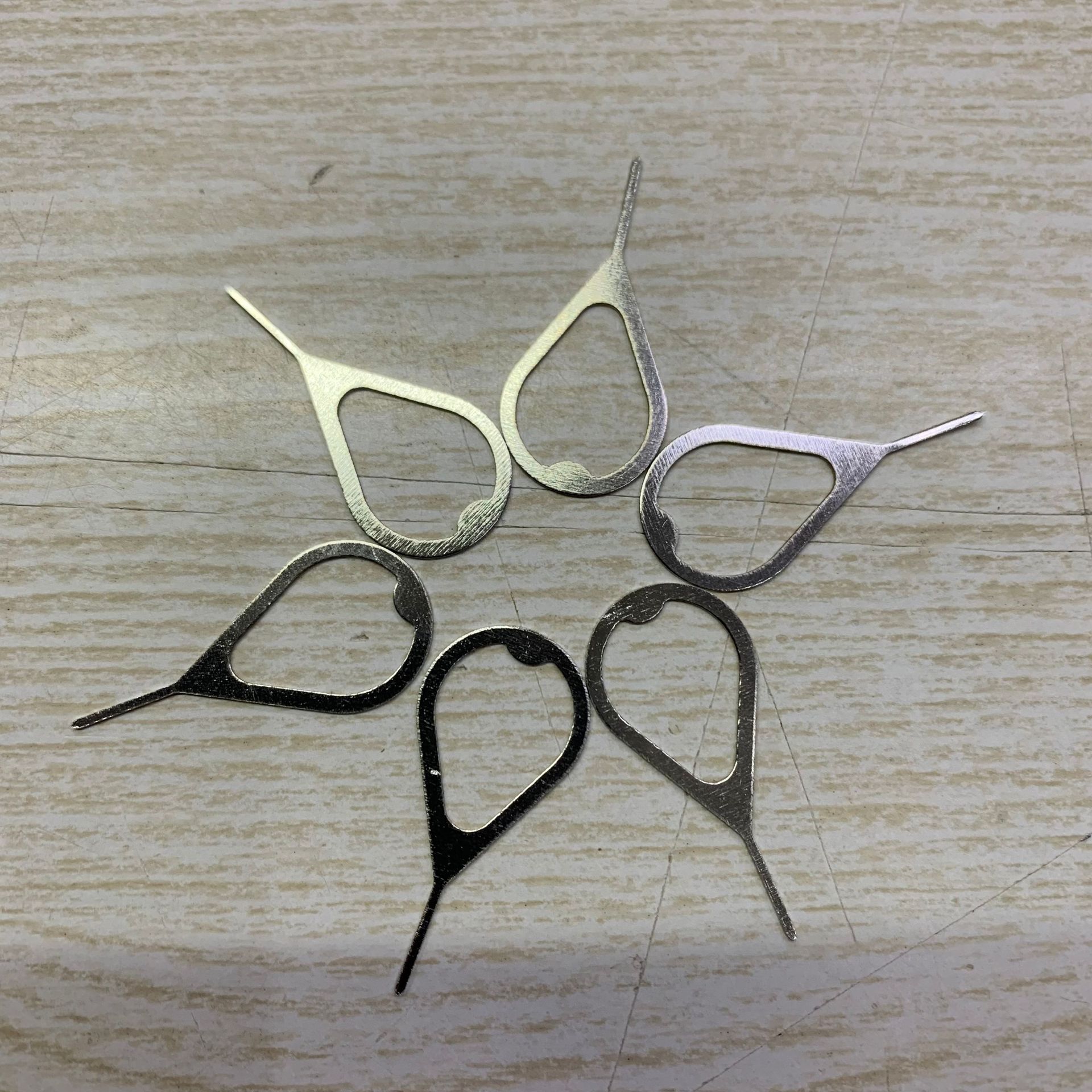Universal mobile phone SIM card remover, SIM card remover, mobile phone accessory, mobile phone repair tool, SIM card remover is suitable for all kinds of mobile phones Application Scenario