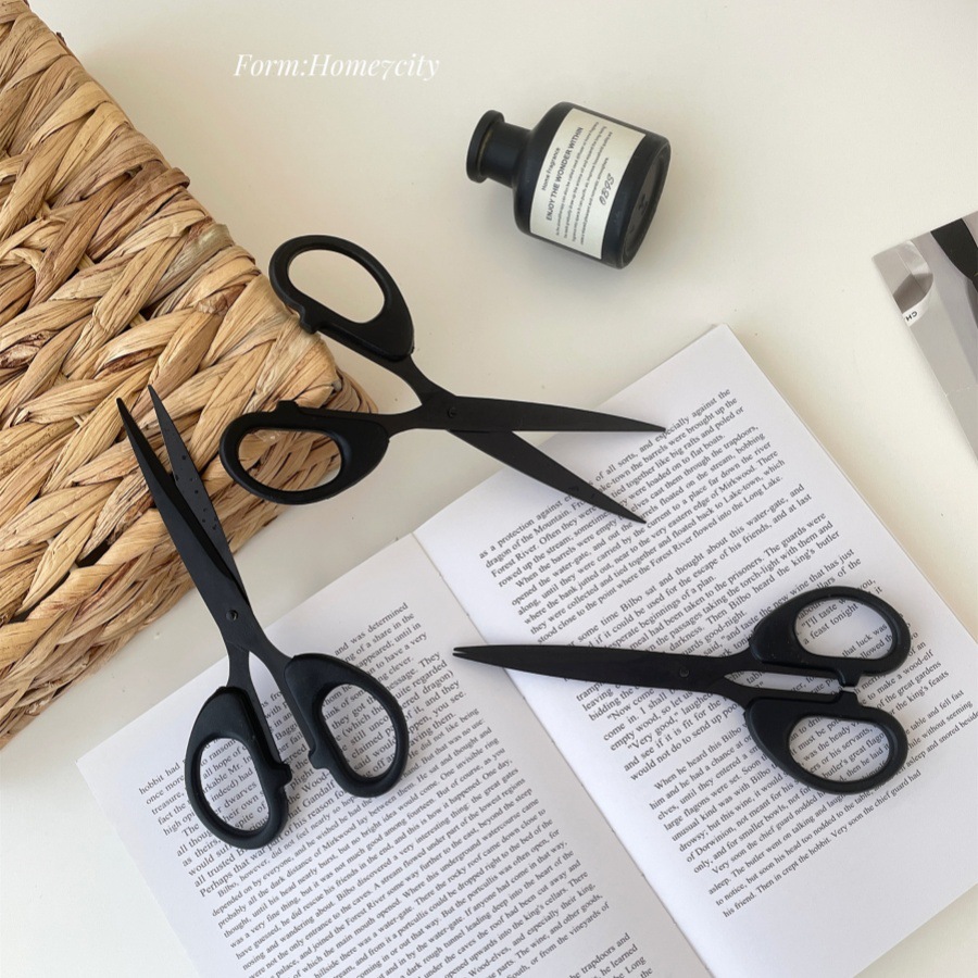 High-quality pure black scissors, handcrafted for home use with semi-circular handles, stainless steel office stationery, paper-cutting and thread cutting details Picture