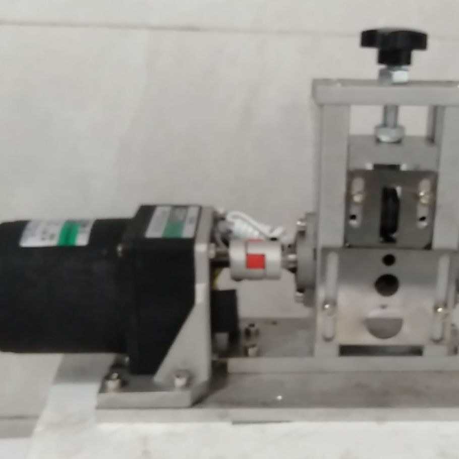 Fully automatic household wire stripping machine for stripping small wires of used wires such as cables and copper wires. Shenlei Dezhu Item Picture