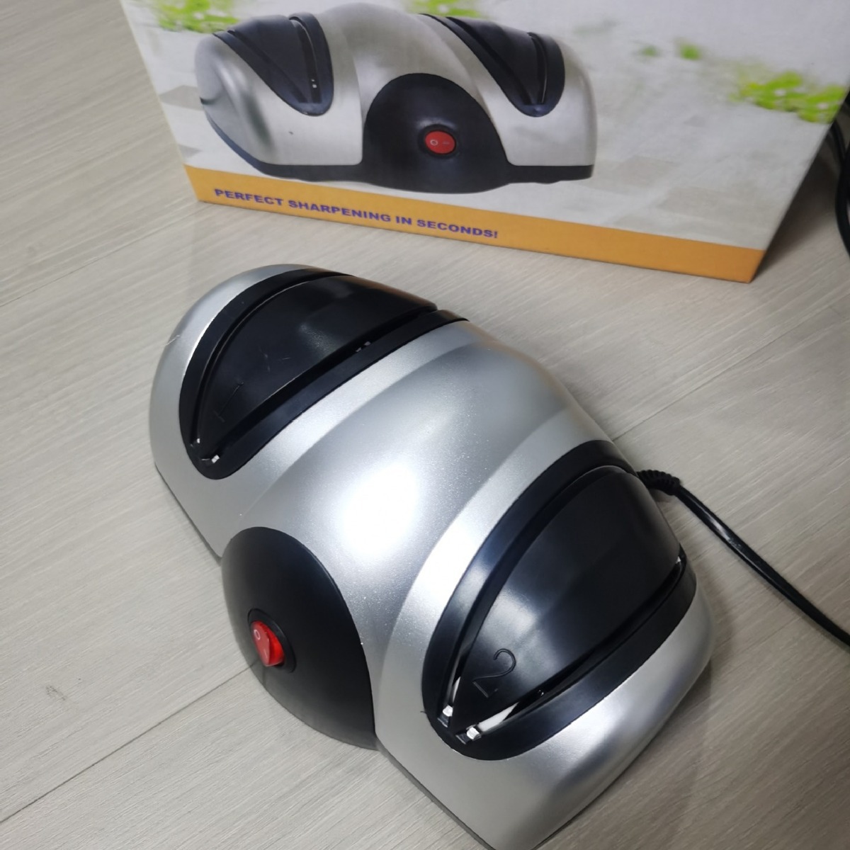 Cross-border electric knife sharpener, multi-functional double-sided whetstone, magic tool, household fast fully automatic knife sharpener Application Scenario
