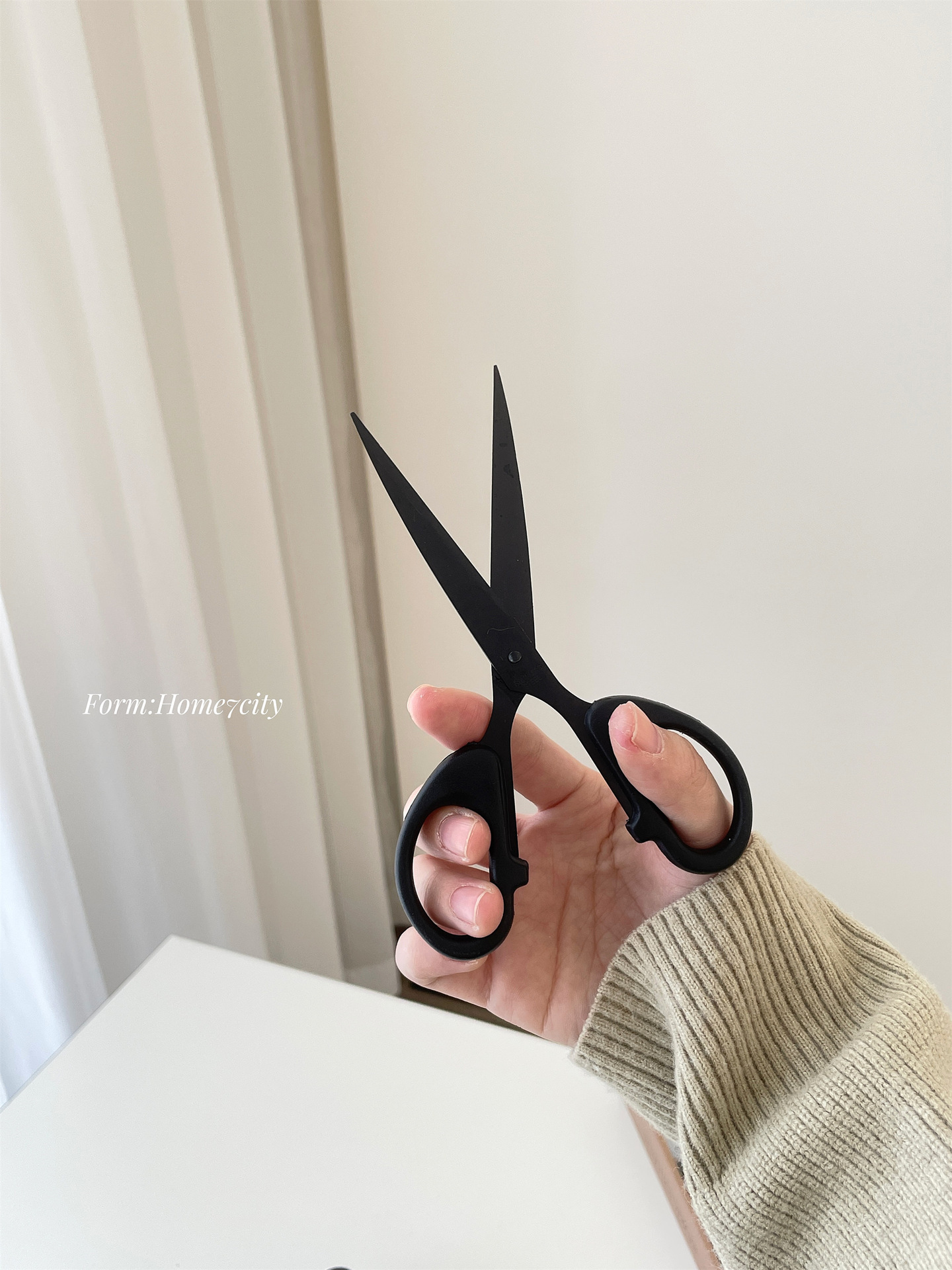 High-quality pure black scissors, handcrafted for home use with semi-circular handles, stainless steel office stationery, paper-cutting and thread cutting full figure