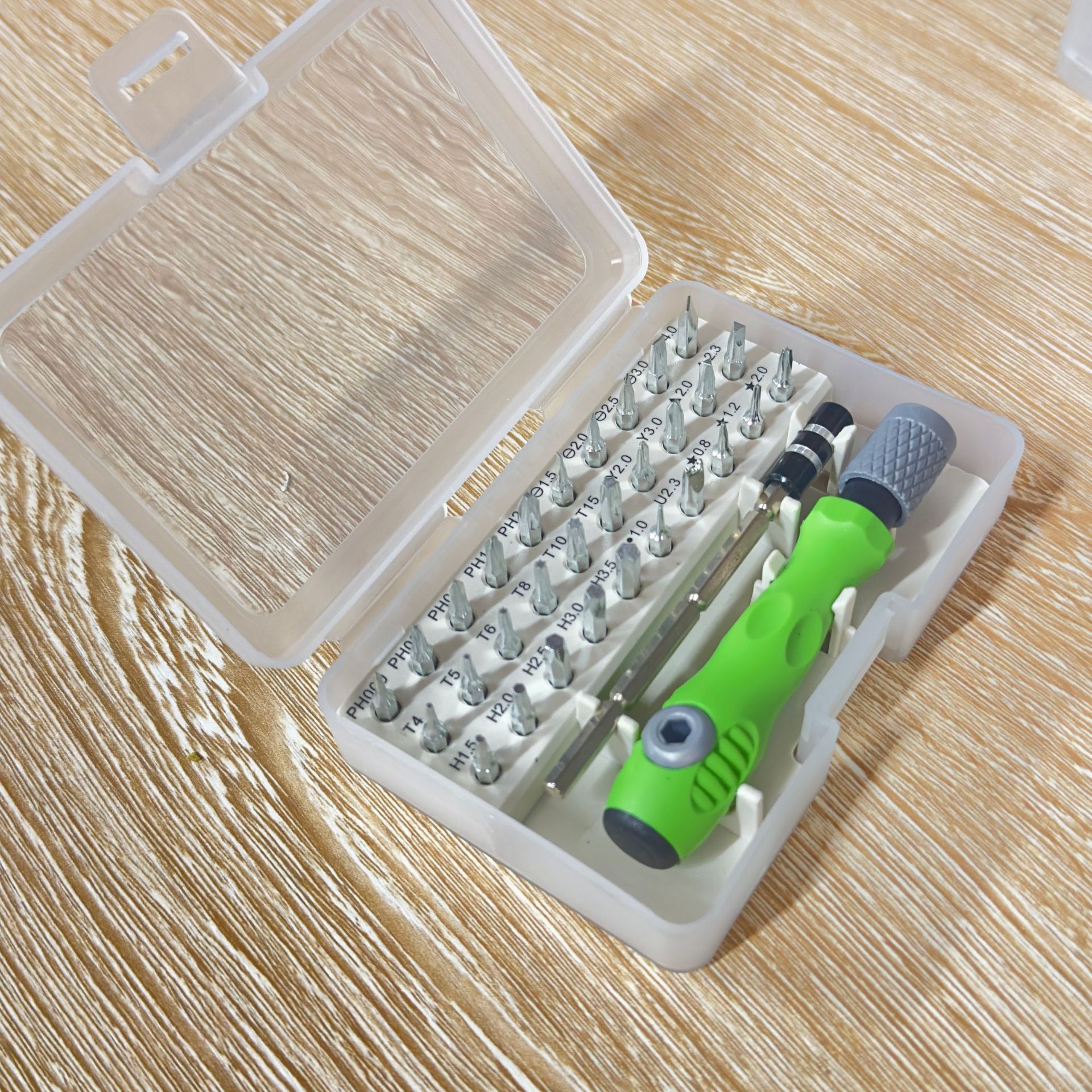 32-in-one multi-functional screwdriver set, screwdriver, mobile phone and tablet disassembly tool, household screwdriver manufacturer's direct approval Application Scenario