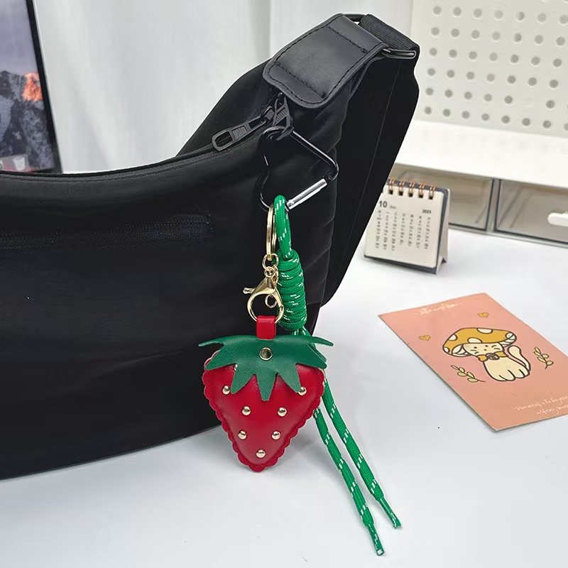 سلسلة مفاتيح مفاتيحي معدني محسَّن معلق على حبل حرير منسوج بفراولة جلدية جميلة Specification image